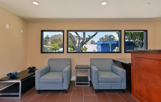 Welcome To Avenue Inn Downtown San Luis Obispo - Lobby Seating